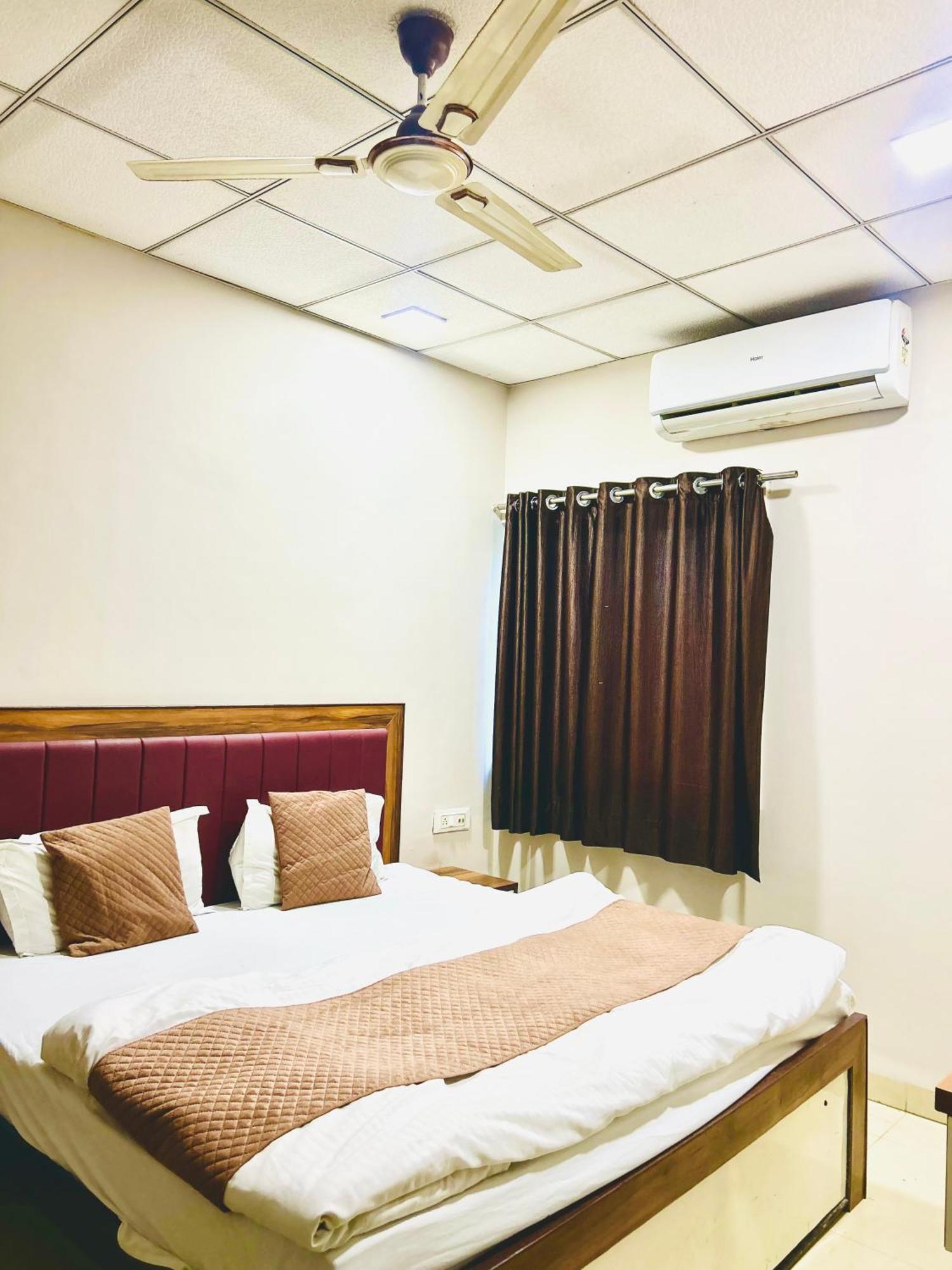 Jagtara Residency Hotel Индор Екстериор снимка