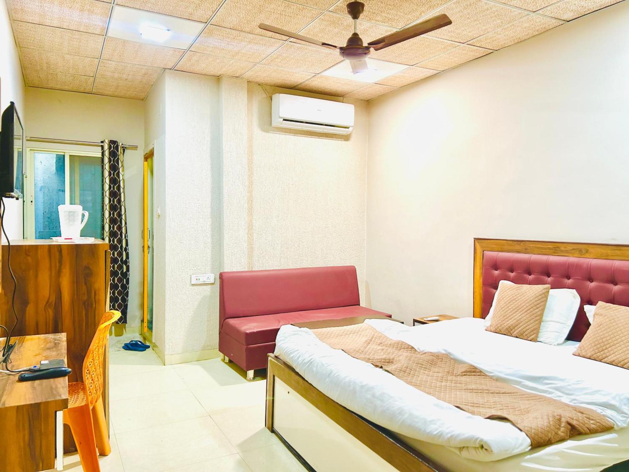 Jagtara Residency Hotel Индор Екстериор снимка