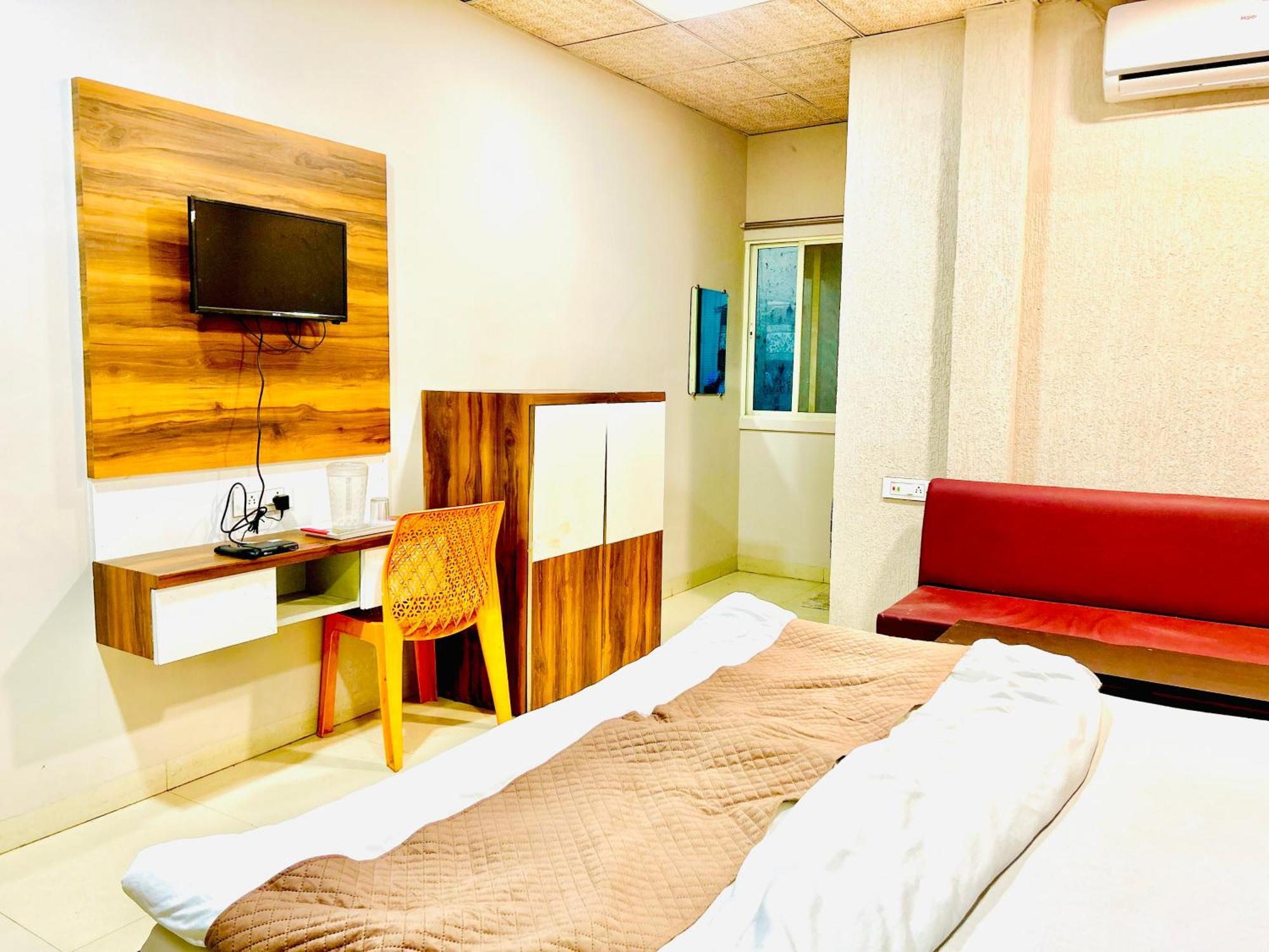 Jagtara Residency Hotel Индор Екстериор снимка