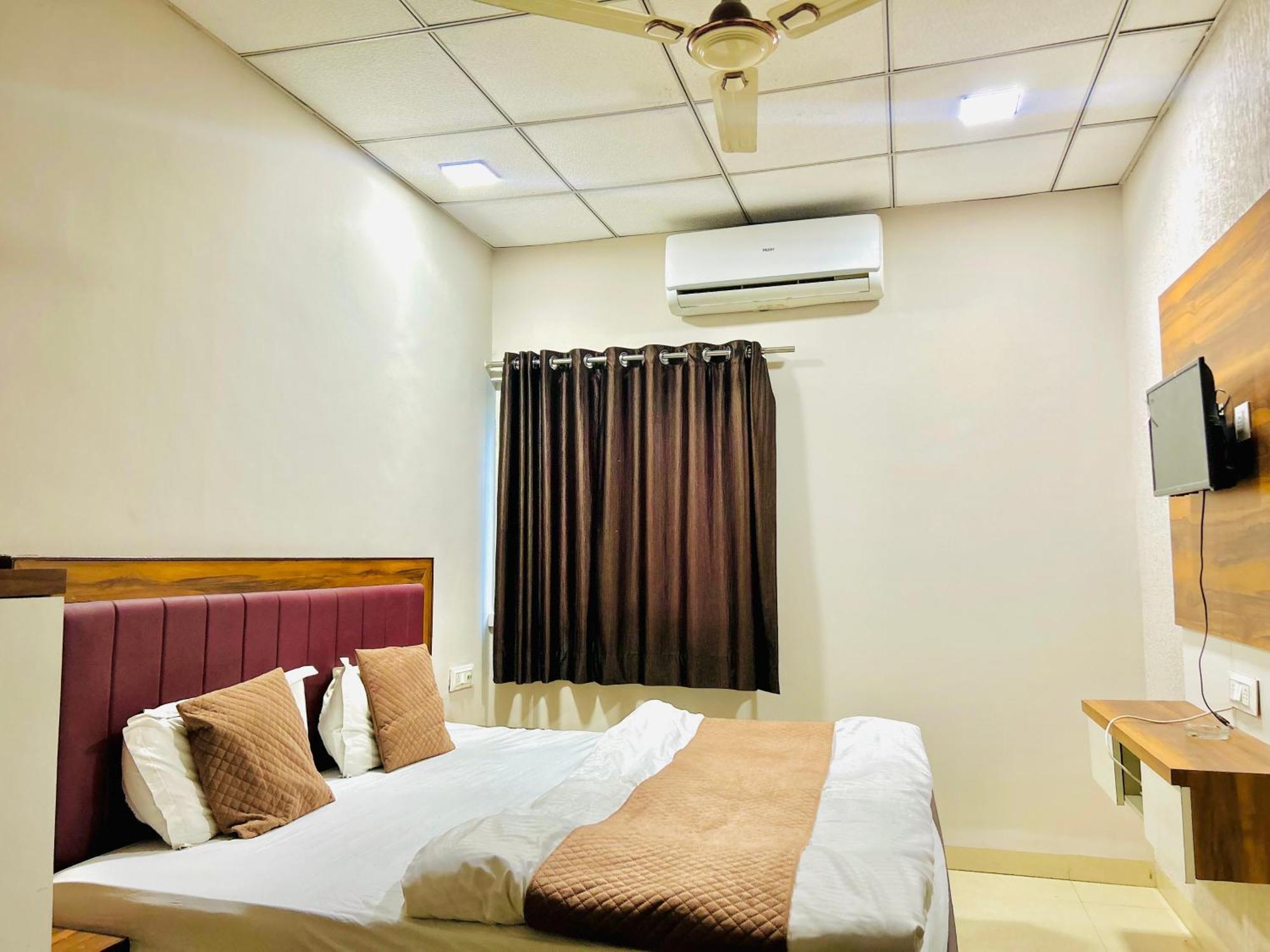 Jagtara Residency Hotel Индор Екстериор снимка